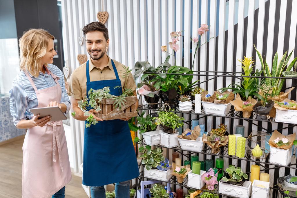 флористи з цифровим планшетом у квітковому магазині
 - Фото, зображення