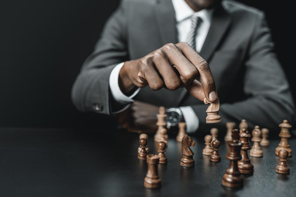 Afrikkalainen amerikkalainen liikemies pelaa shakkia
 - Valokuva, kuva