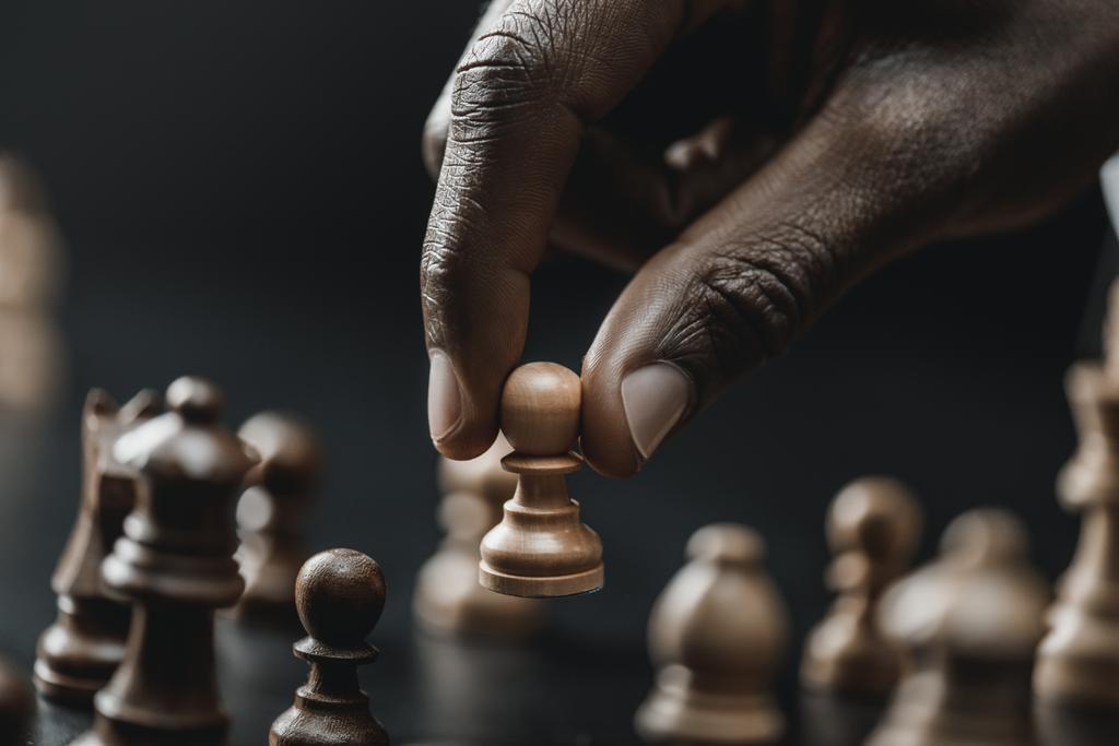 афро-американських бізнесмен гри в шахи - Фото, зображення