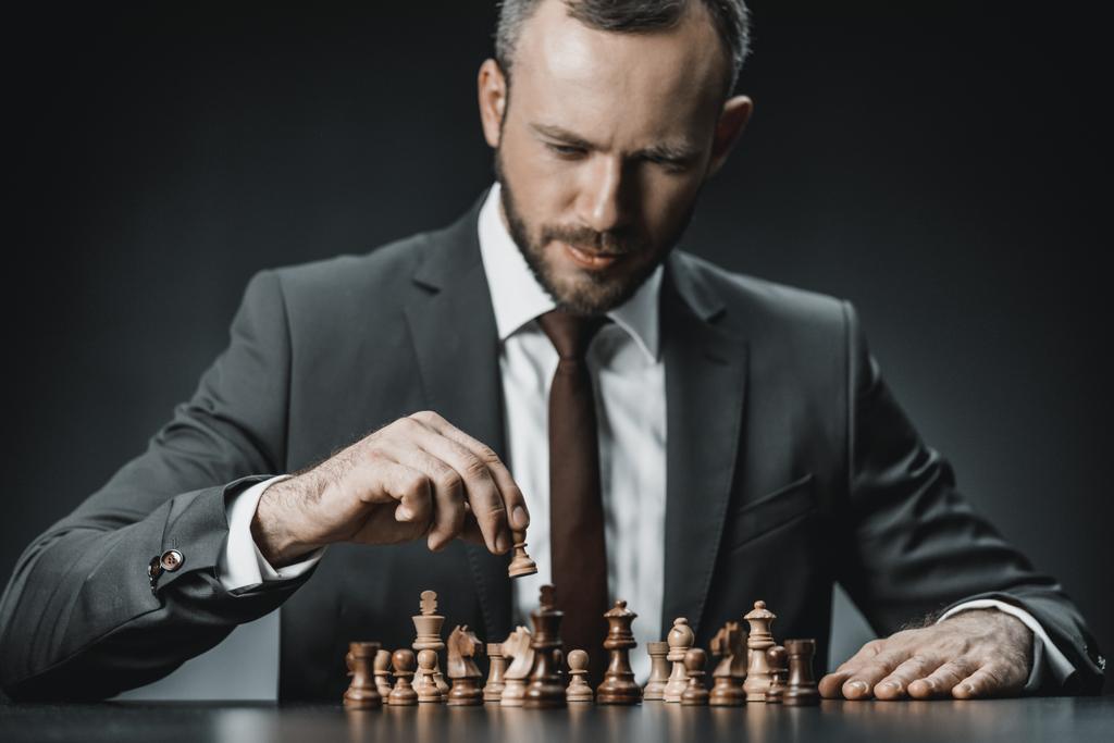 Nachdenklicher Geschäftsmann und Schach - Foto, Bild