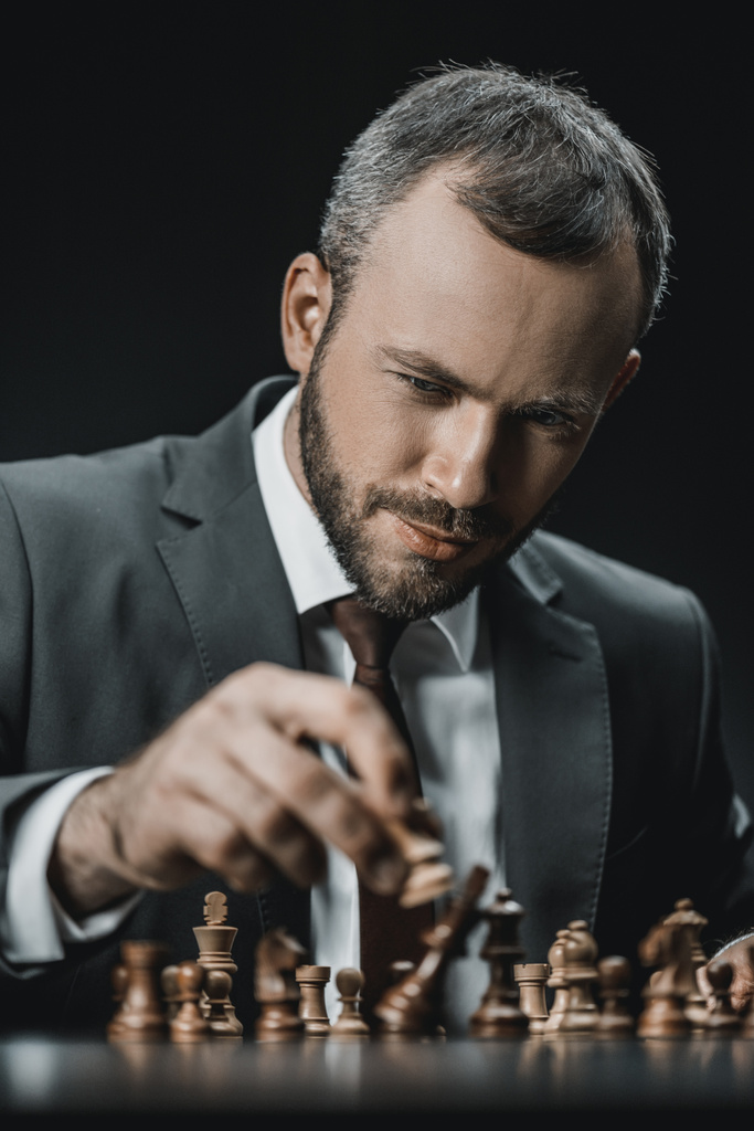 Uomo d'affari che gioca a scacchi
 - Foto, immagini
