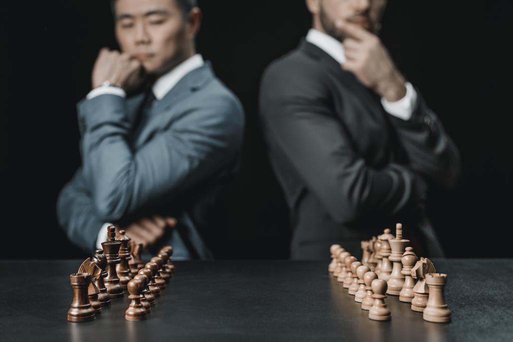 mnohonárodnostní podnikatelé při pohledu na šachy - Fotografie, Obrázek