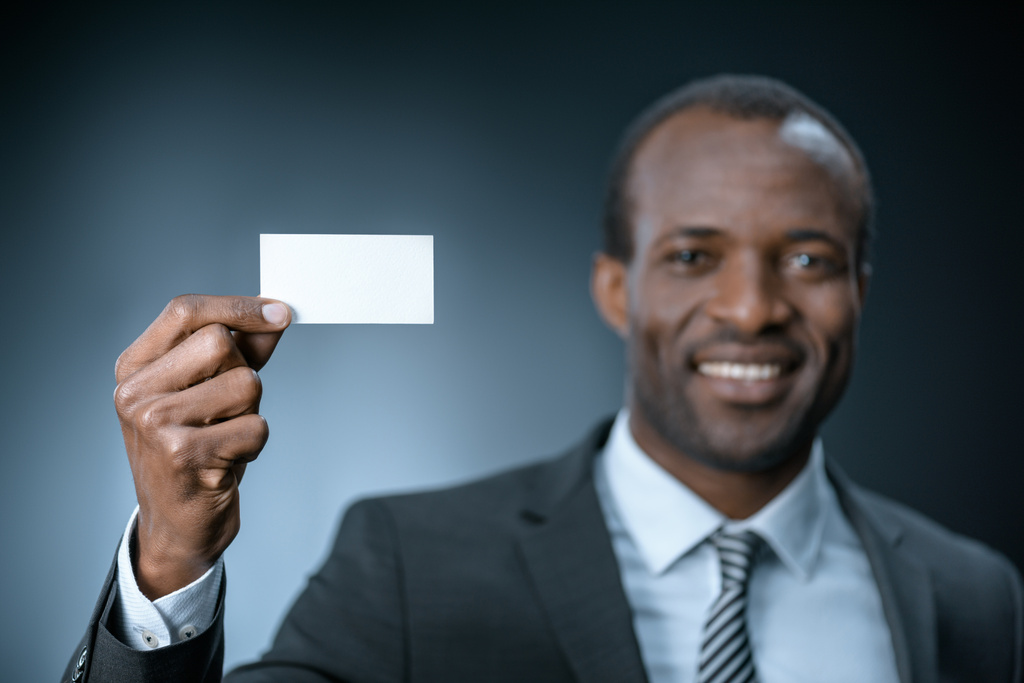 empresário afro-americano com cartão de visita
 - Foto, Imagem