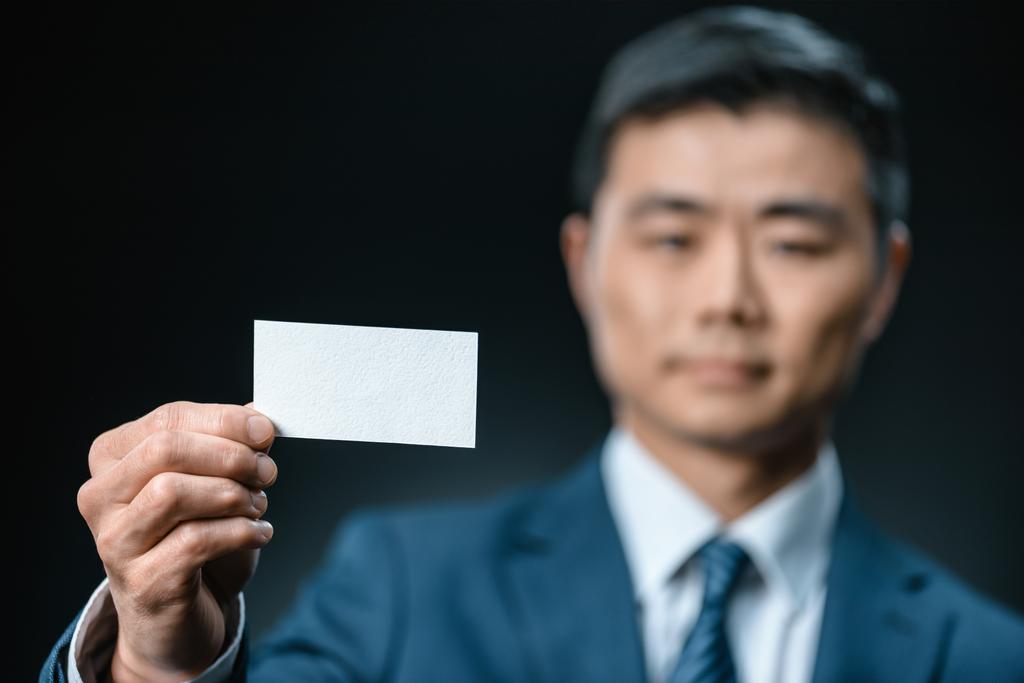 азиатский бизнесмен с визиткой
 - Фото, изображение