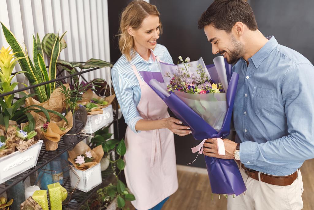 florista y comprador con ramo
 - Foto, imagen