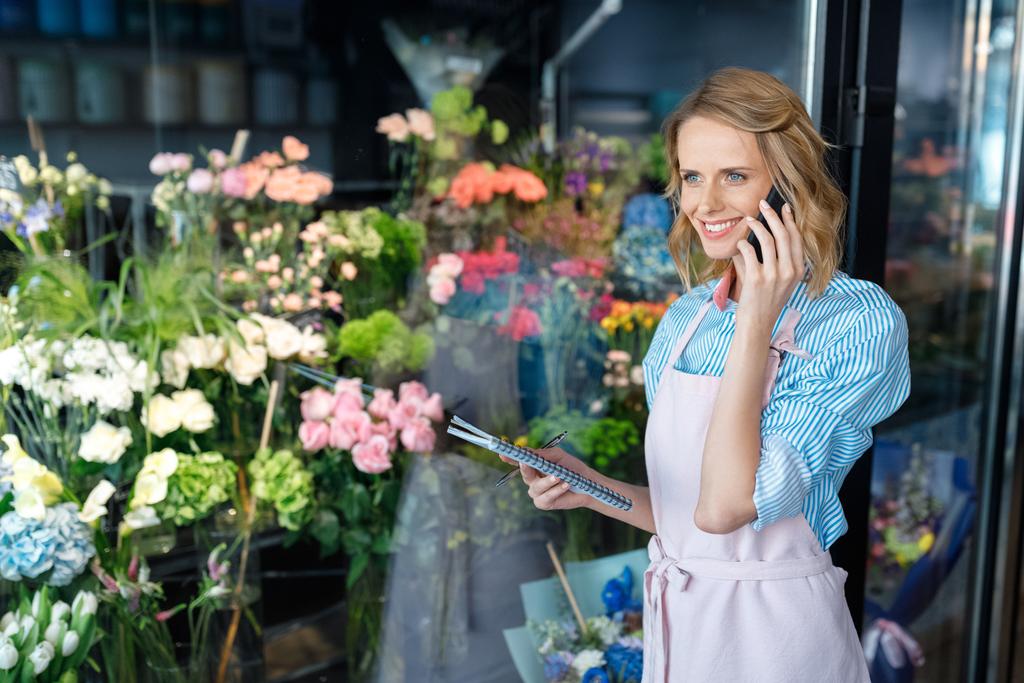 florista hablando en smartphone
 - Foto, Imagen