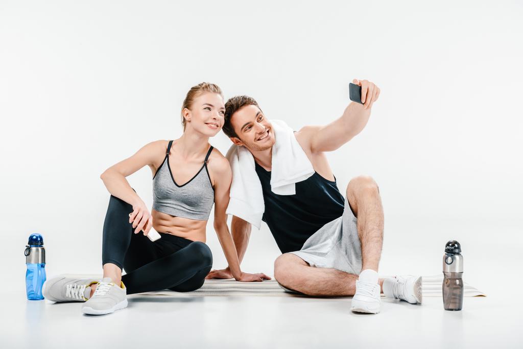pareja tomando selfie después de entrenar
 - Foto, imagen