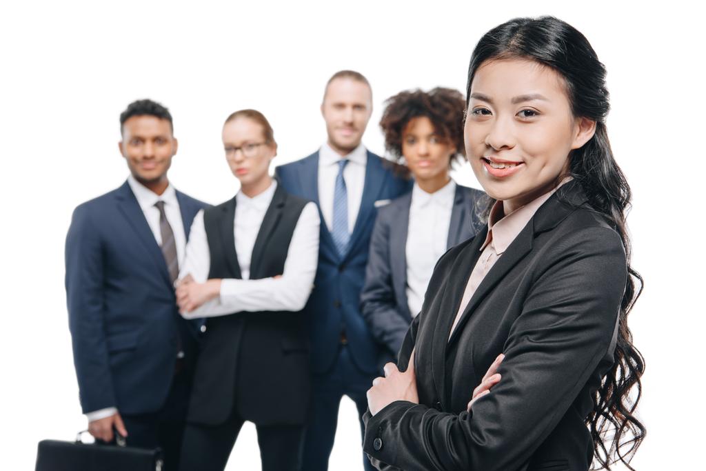 Азиатская деловая женщина с коллегами
 - Фото, изображение