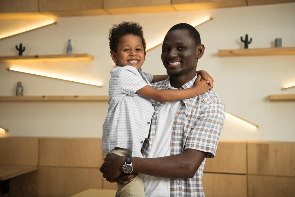 Αφρικανική αμερικανική πατέρας και παιδί αγκάλιασμα - Φωτογραφία, εικόνα