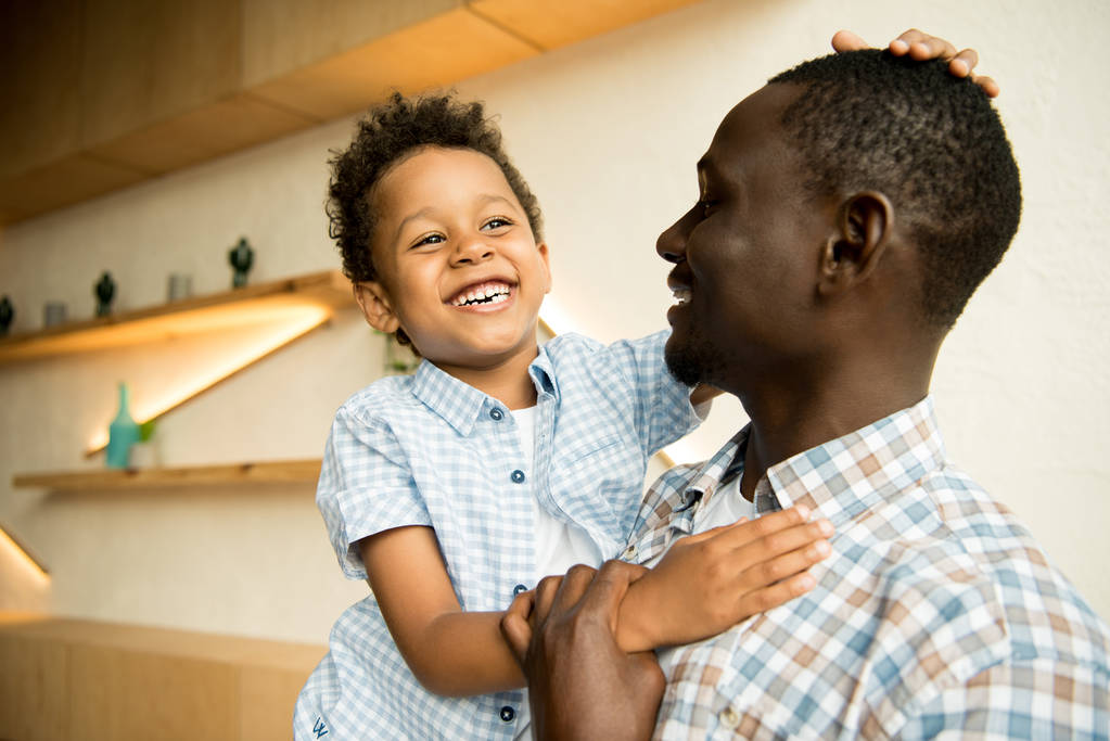 afro-amerikai apa és gyermeke átölelve - Fotó, kép