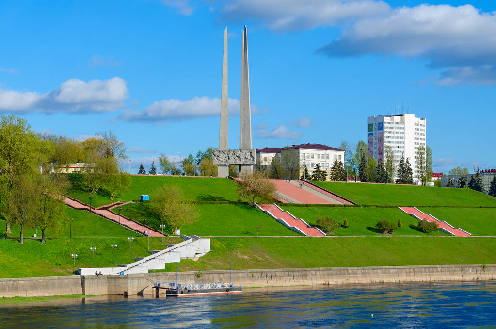 Terraplén del río de Dvina occidental y memorial en honor de Libertadores de soldados soviéticos, partisanos y metro de región de Vitebsk (tres bayonetas), Vitebsk, Bielorrusia - Foto, imagen