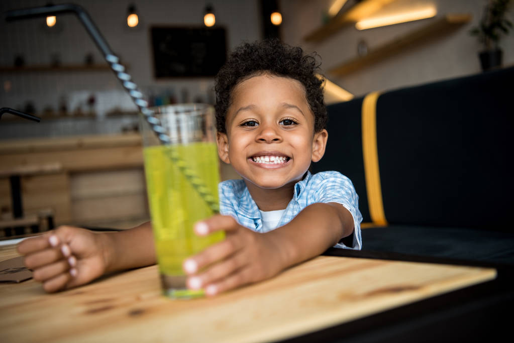 niño afroamericano bebiendo limonada
 - Foto, imagen