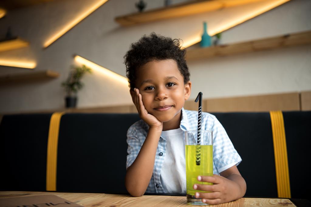 africké americké dítě pít limonádu - Fotografie, Obrázek