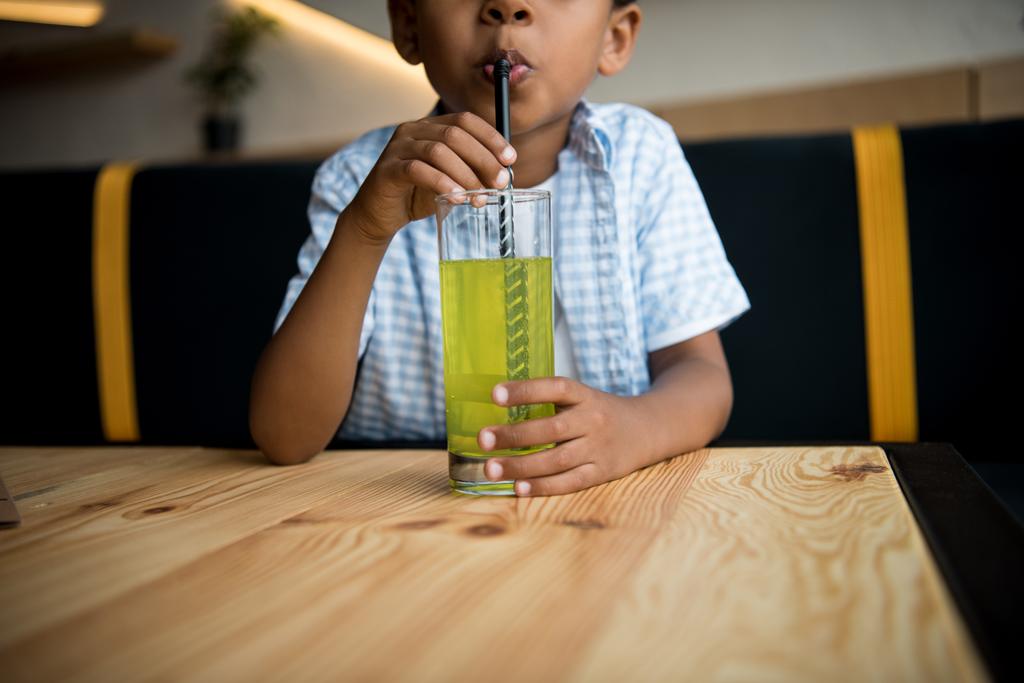 afrikkalainen amerikkalainen lapsi juo limonadia
 - Valokuva, kuva