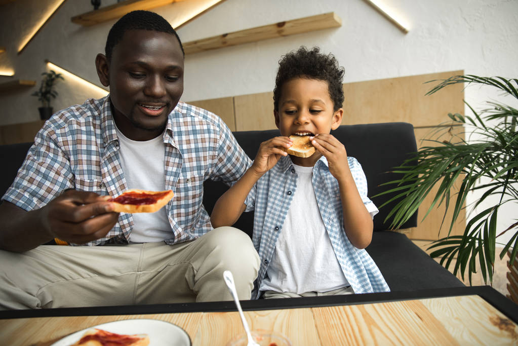 padre e hijo comiendo tostadas
 - Foto, Imagen