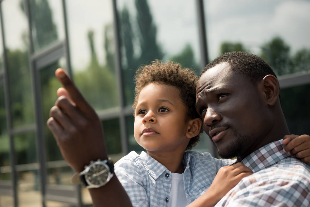 africká americká otec a syn koukal - Fotografie, Obrázek