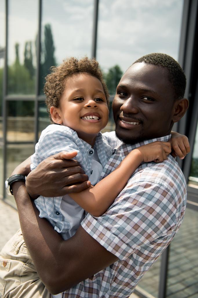 Africano americano padre y niño abrazos
 - Foto, Imagen