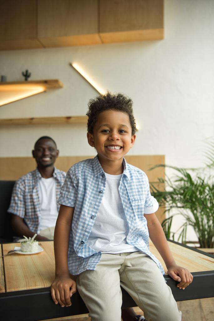 niño afroamericano feliz
   - Foto, Imagen