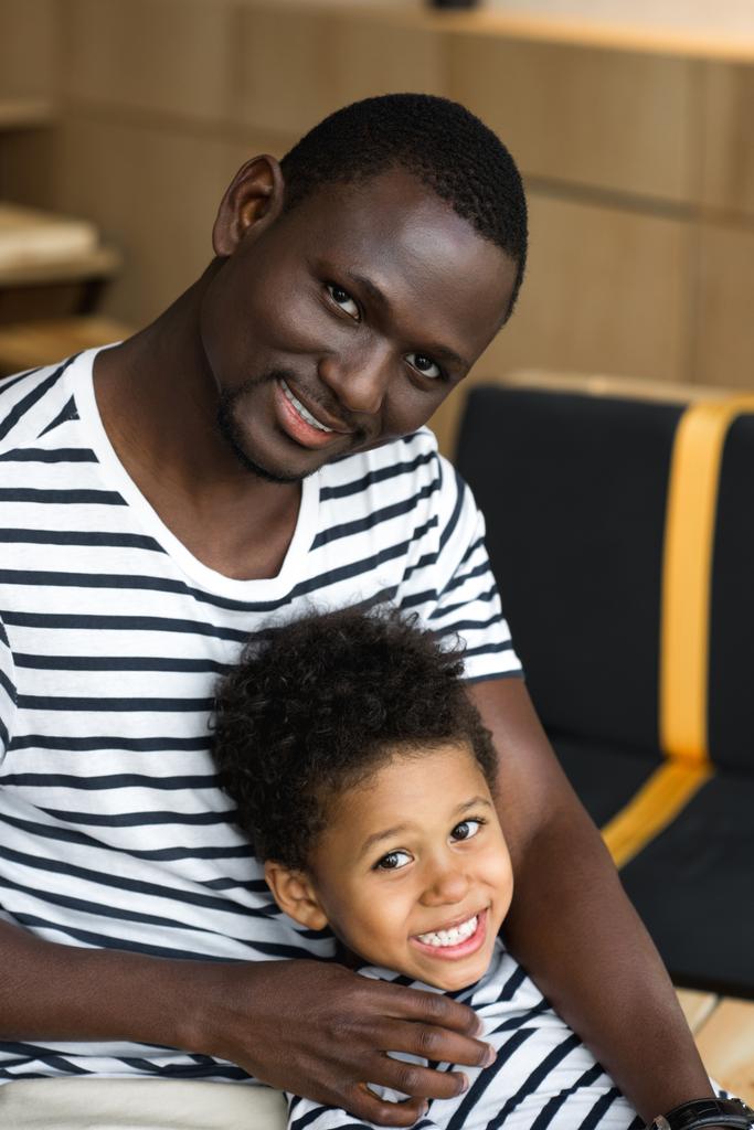Afro-Amerikan baba ve çocuk sarılma - Fotoğraf, Görsel
