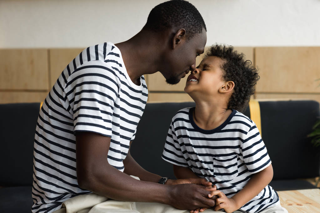onnellinen afrikkalainen amerikkalainen isä ja poika
   - Valokuva, kuva