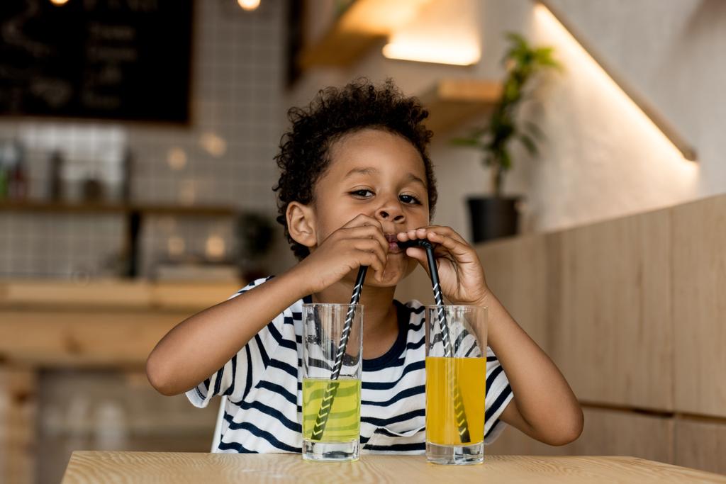 アフリカ系アメリカ人の子供がジュースを飲む  - 写真・画像