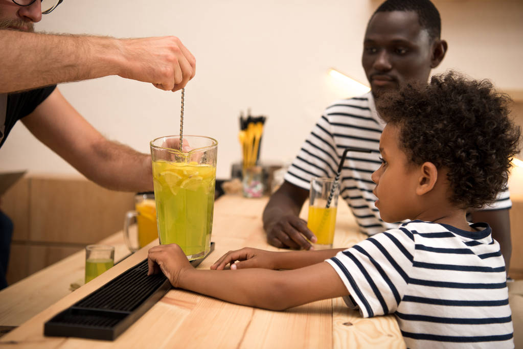 padre e hijo bebiendo limonada
 - Foto, imagen