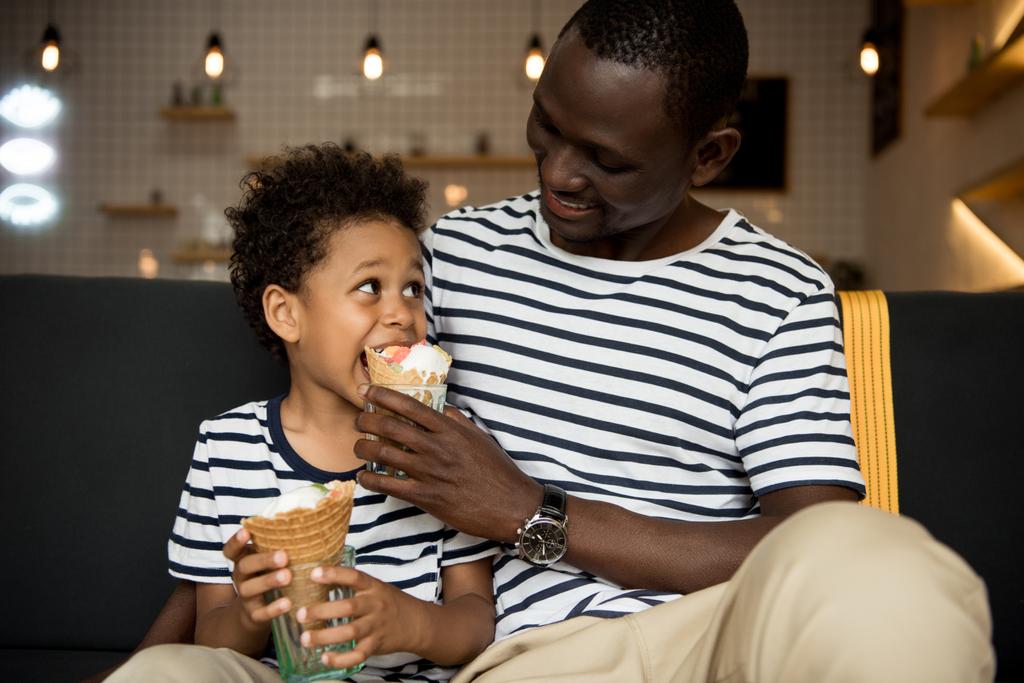 Vater und Sohn essen Eis  - Foto, Bild