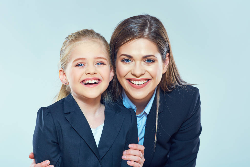Geschäftsfrau umarmt kleine Tochter - Foto, Bild