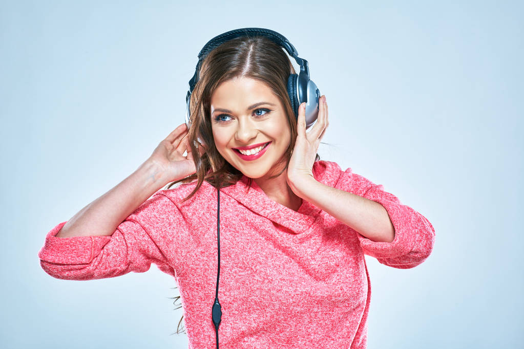 Frau hört Musik über große Kopfhörer - Foto, Bild