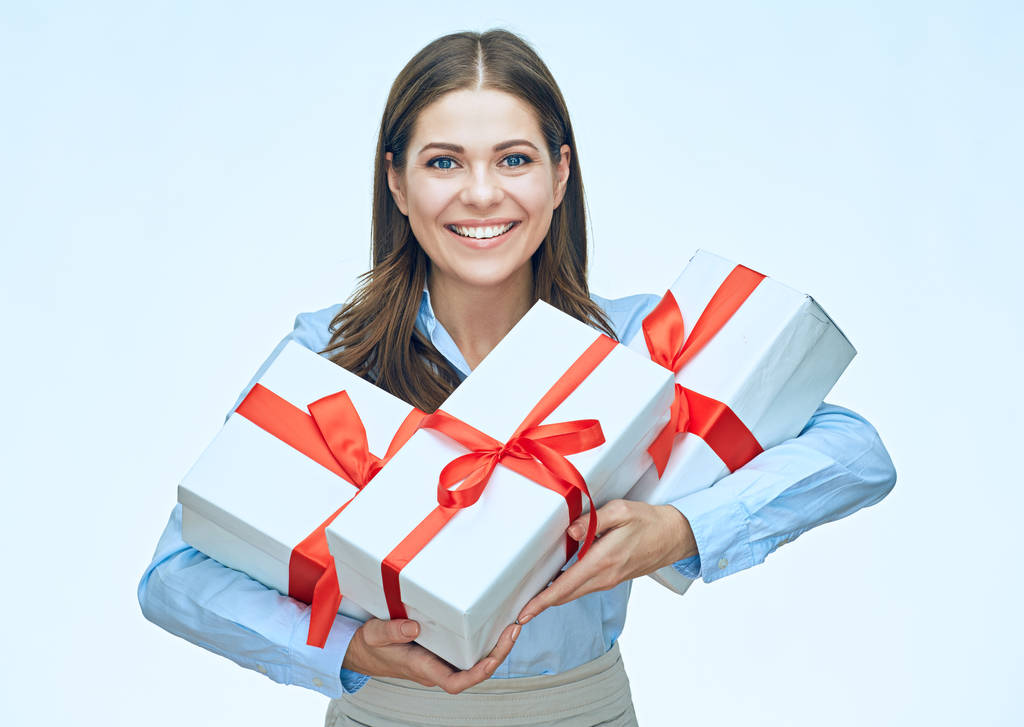 Счастливая женщина с белыми коробками подарков
 - Фото, изображение