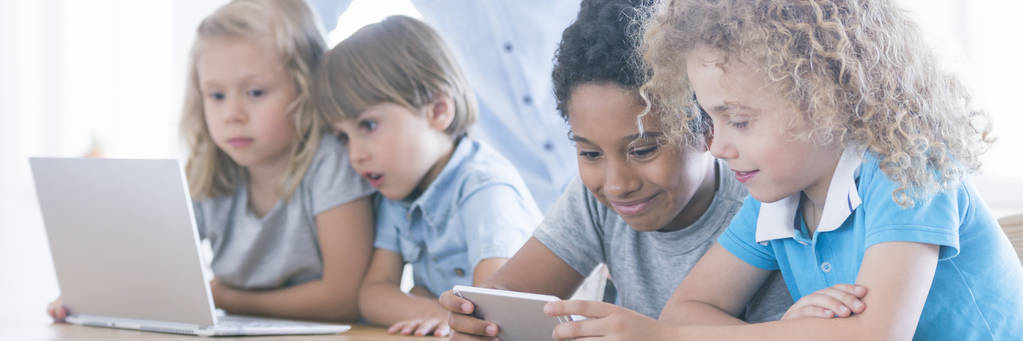 Laptop ve smartphone kullanarak çocuk - Fotoğraf, Görsel