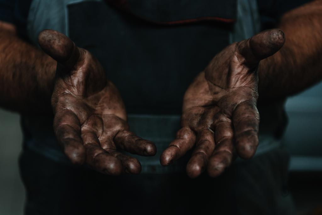 miehen kädet öljyn peitossa
 - Valokuva, kuva