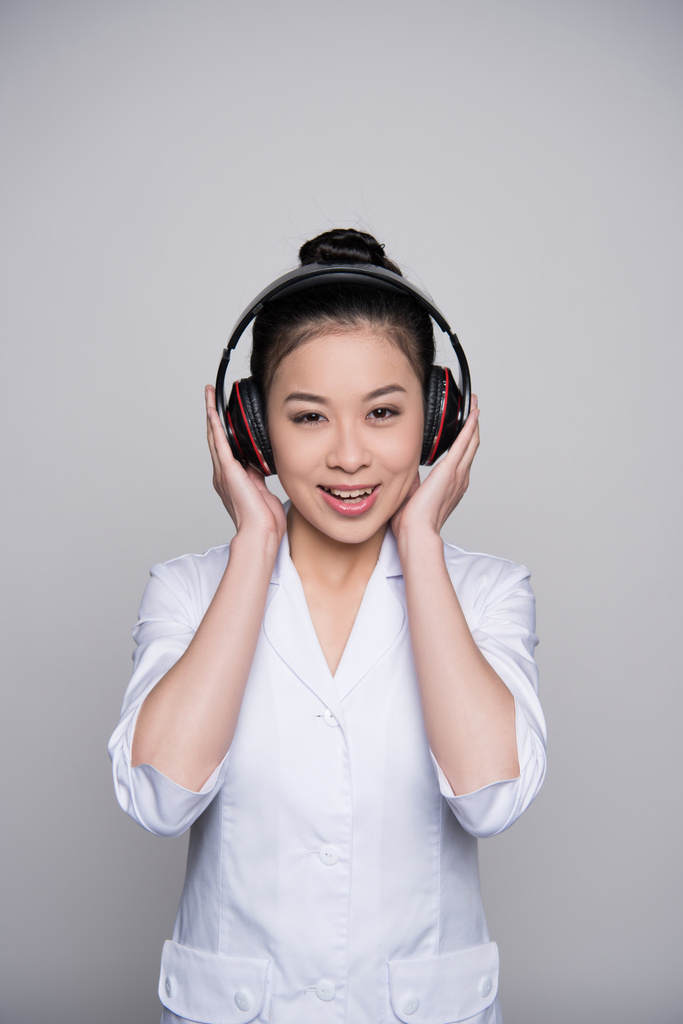 Smiling woman in headphones - Photo, Image