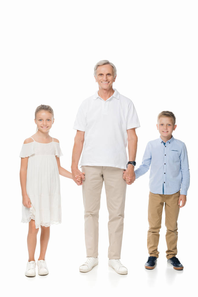 дедушка и внуки держатся за руки
 - Фото, изображение