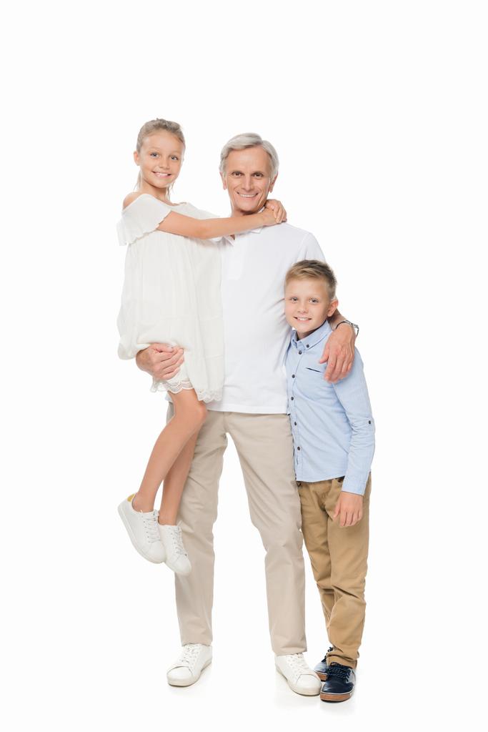 opa en kleinkinderen samen knuffelen - Foto, afbeelding