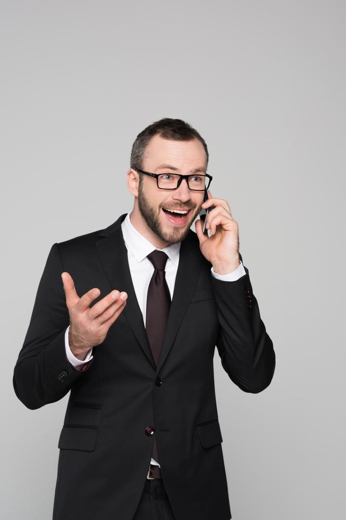 Χαρούμενος νεαρός επιχειρηματίας μιλάει στο τηλέφωνο  - Φωτογραφία, εικόνα