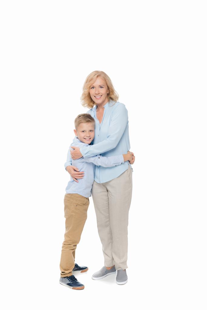 маленький мальчик обнимается с матерью
 - Фото, изображение