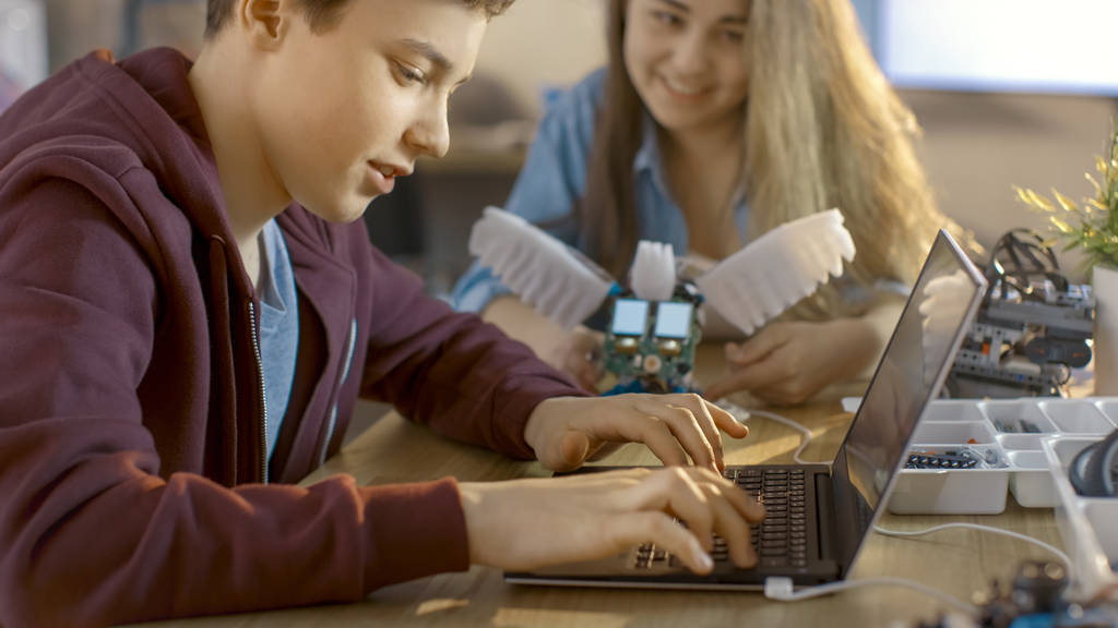 Lány és fiú Program teljesen működőképes Robot Laptop thei - Fotó, kép