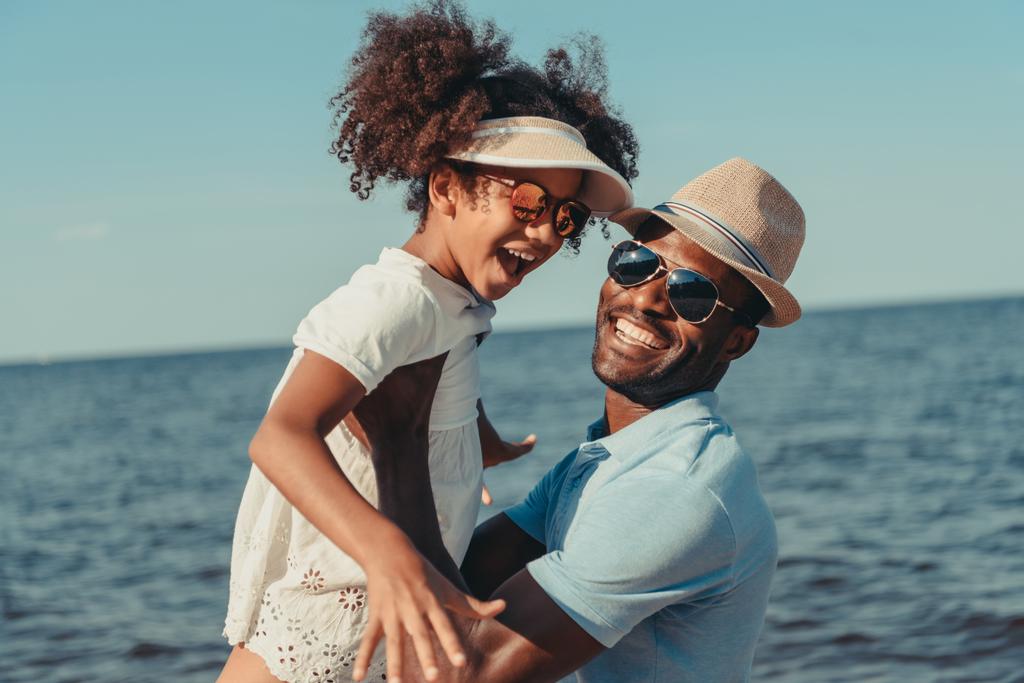 Padre e hija afroamericanos
  - Foto, imagen
