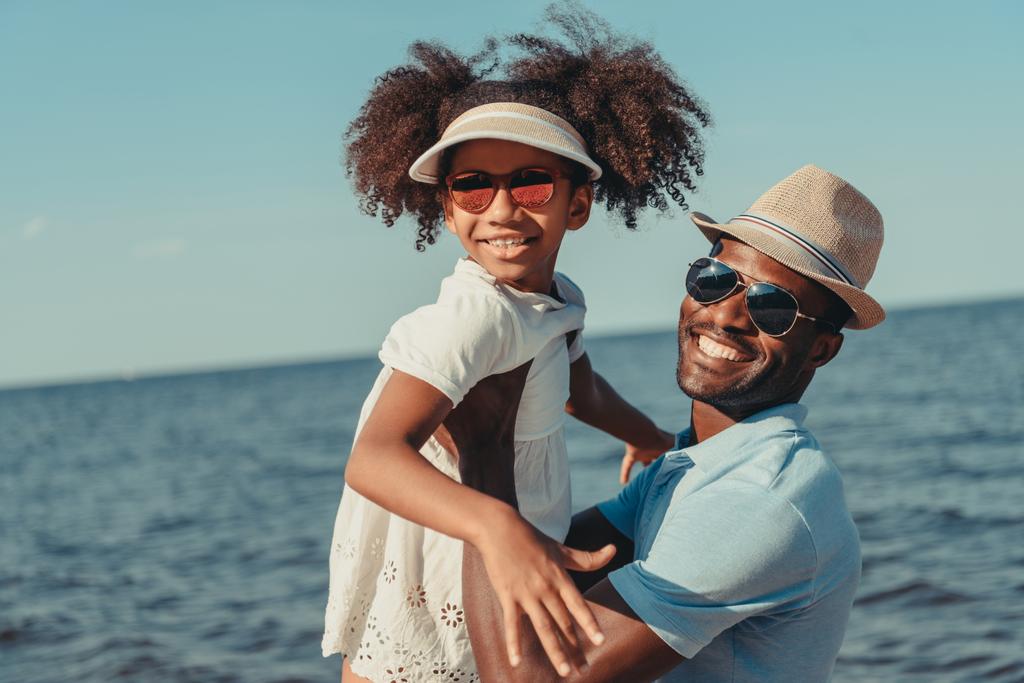 アフリカ系アメリカ人の父と娘  - 写真・画像