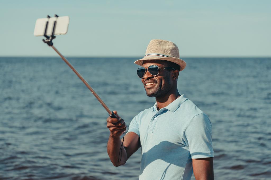 ビーチで男撮影 selfie - 写真・画像