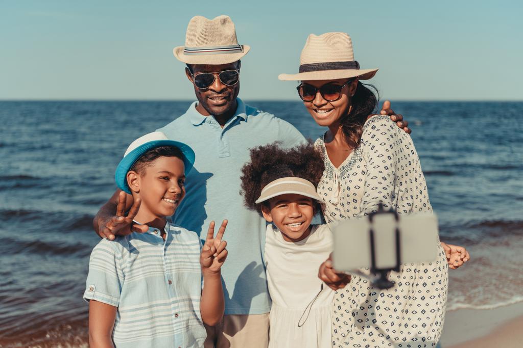 famille prendre selfie au bord de la mer
   - Photo, image
