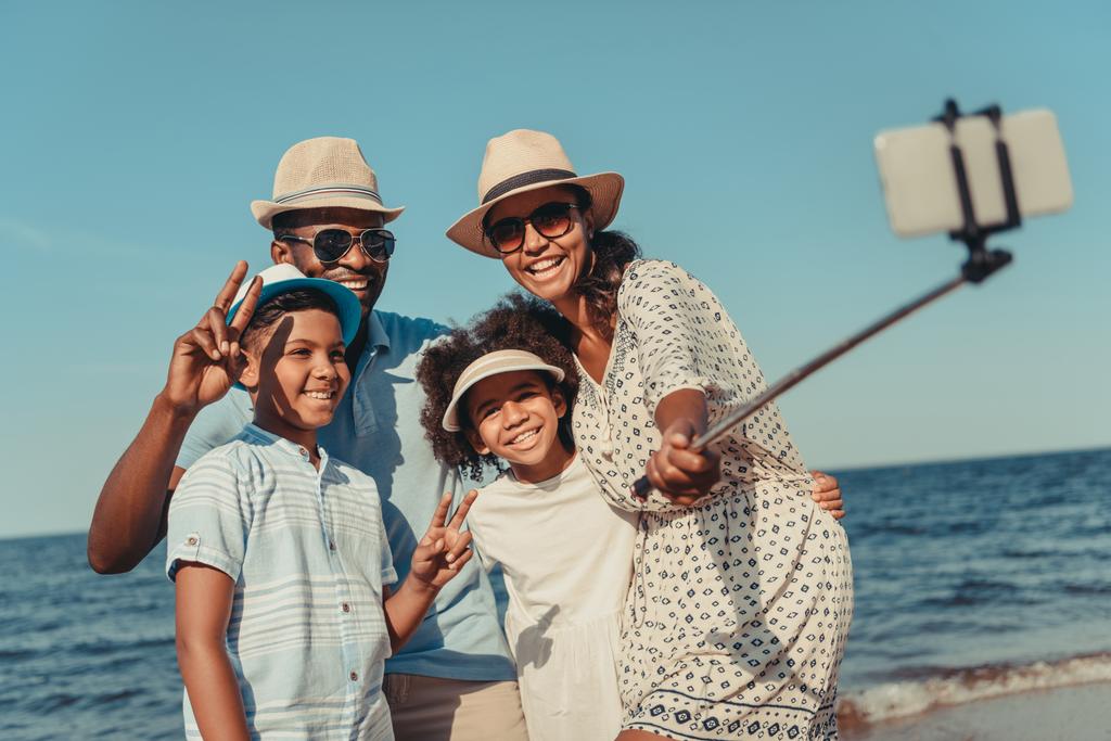 családi figyelembe selfie a strandon  - Fotó, kép