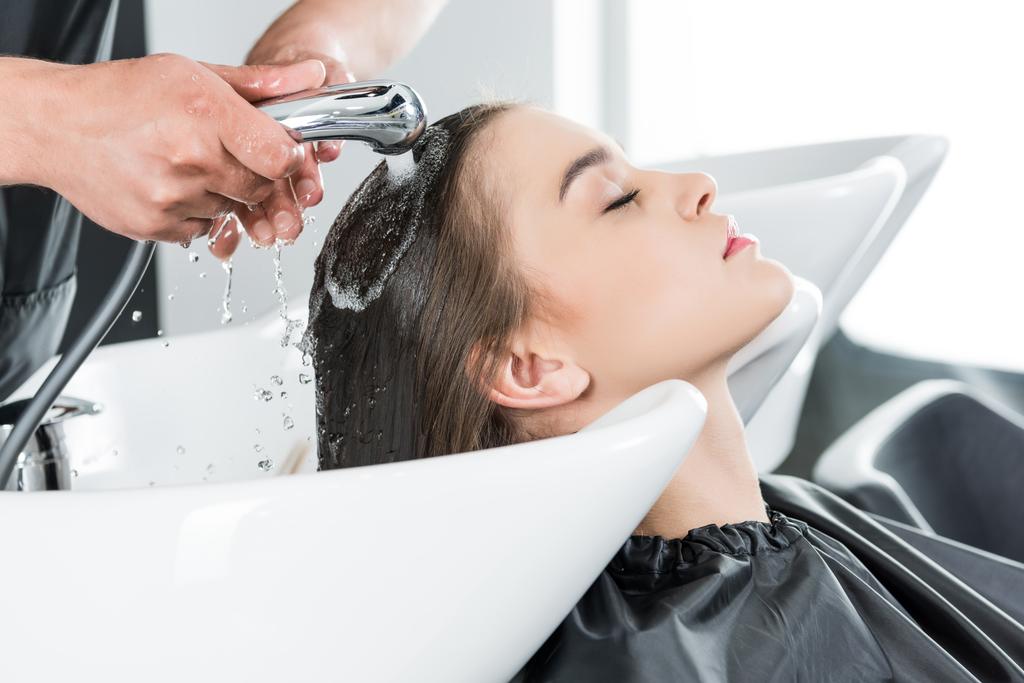 женщина с мытьем волос
 - Фото, изображение