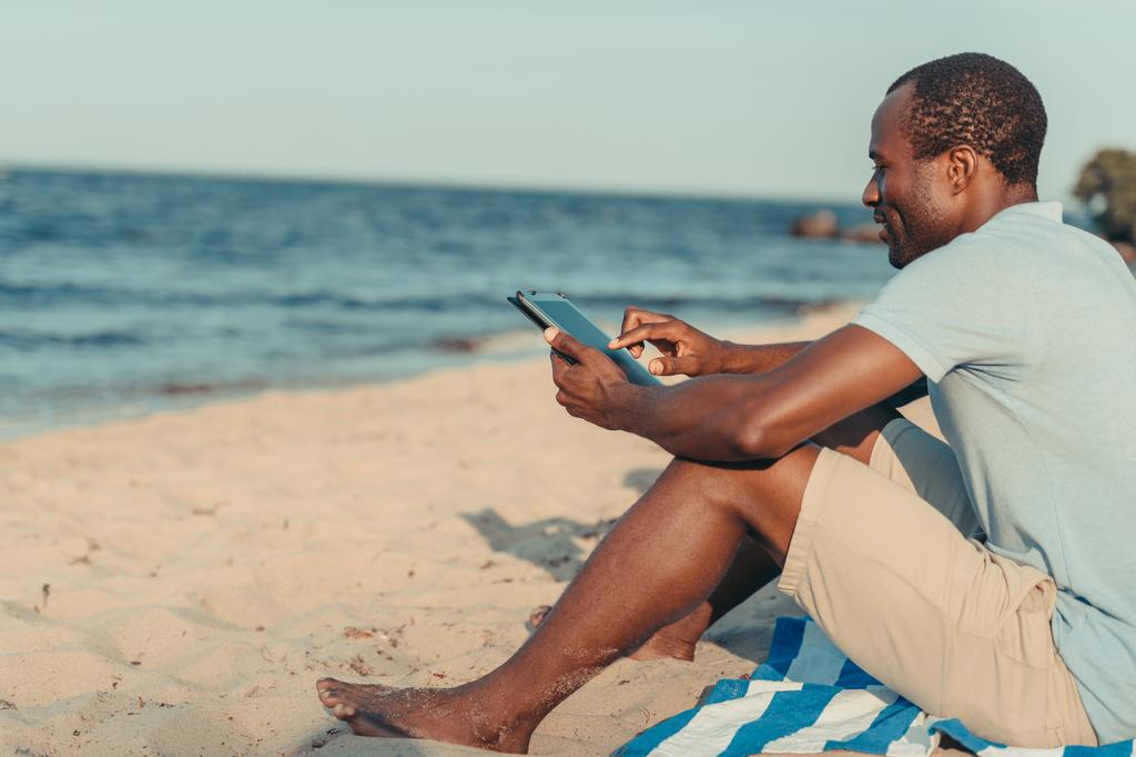 Afro-Amerikaanse man met digitale tablet - Foto, afbeelding
