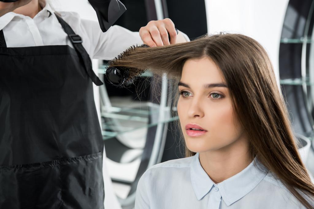 coiffeur brossage cheveux de femme
 - Photo, image