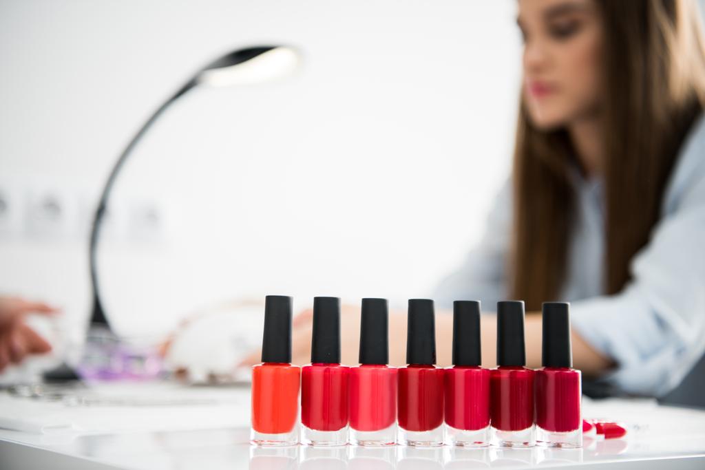 botellas de esmalte de uñas con tonos de rojo
 - Foto, imagen