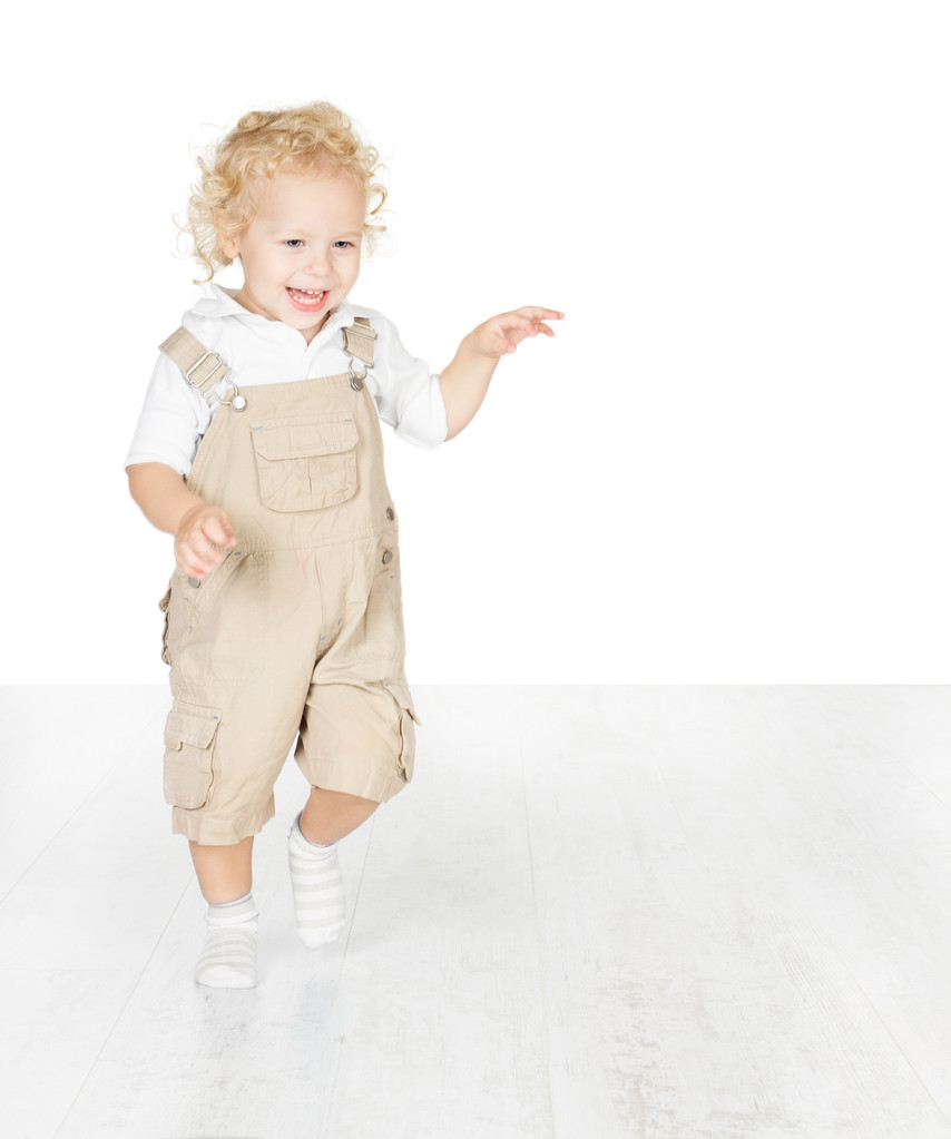 Niño feliz sonriendo, corriendo en el suelo blanco
 - Foto, Imagen