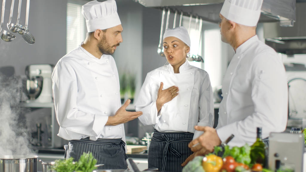 У сучасній кухні команда кухарів обговорює. Кухня це
  - Фото, зображення