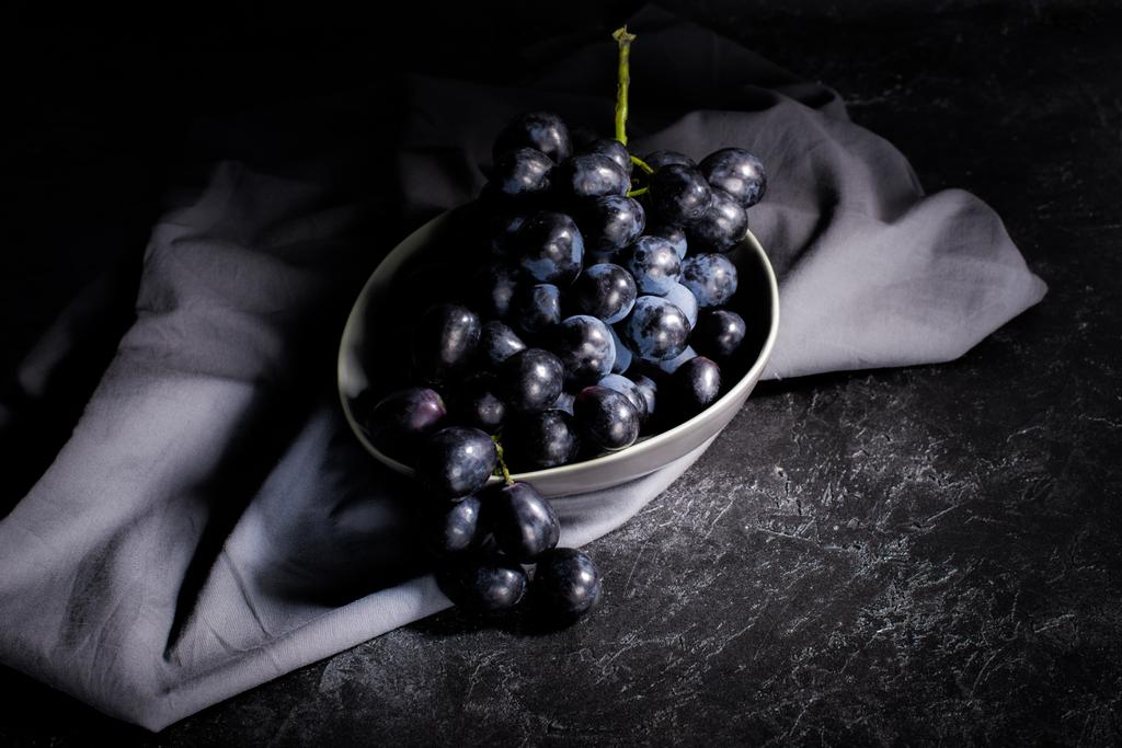 raisins mûrs dans un bol
 - Photo, image
